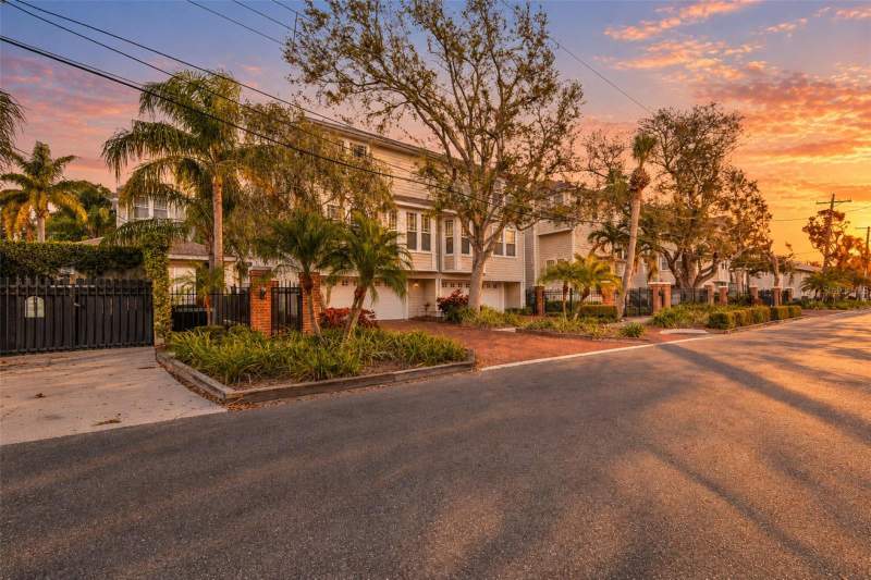 3 bedroom Townhouse at 3315 W De Leon Street #1, Southgate Twnhms, Tampa — photo 2