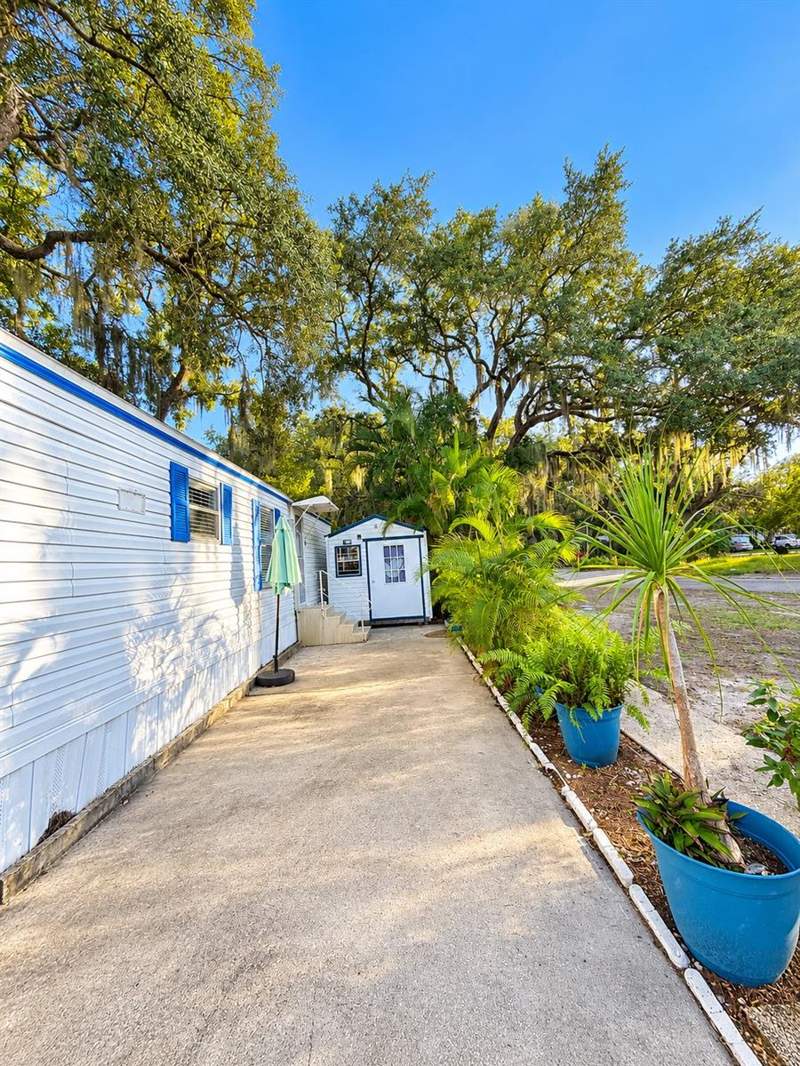 2 bedroom Manufactured Home at 1301 Live Oak Parkway, Leisure Lake Village, Tarpon Springs — photo 4