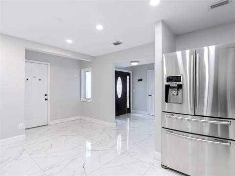 8725 Bay Pointe Drive, Tampa FL - photo 9 of 56