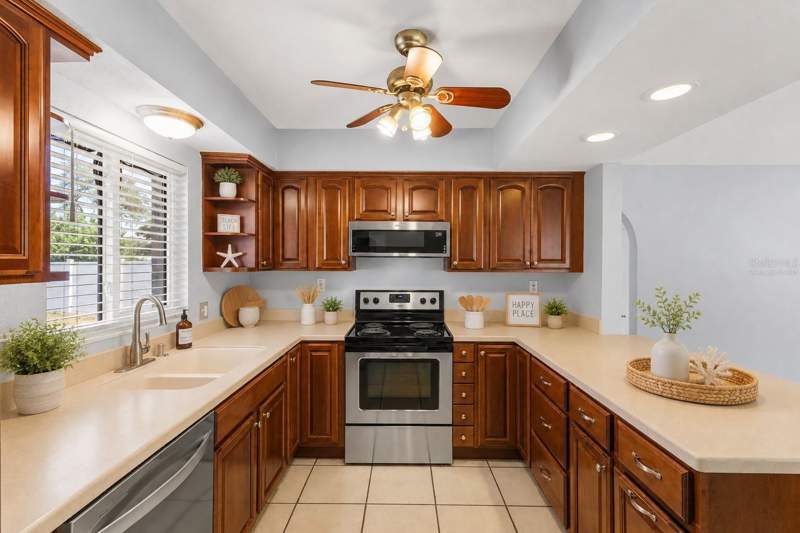 2 bedroom Single Family Residence at 605 S Florida Avenue, Karen Acres, Tarpon Springs — photo 4