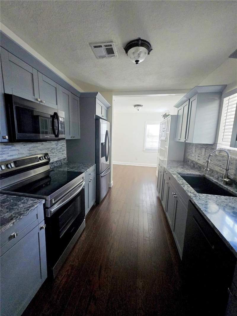 3 bedroom Single Family Residence at 300 E Idlewild Avenue, Seminole Heights North, Tampa — photo 2