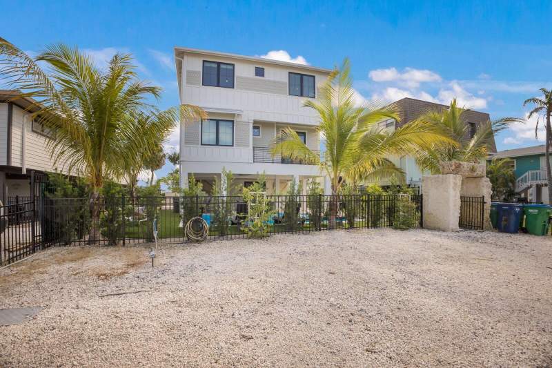 6 bedroom Single Family Residence at 2415 Avenue B, Ilexhurst, Bradenton Beach — photo 2
