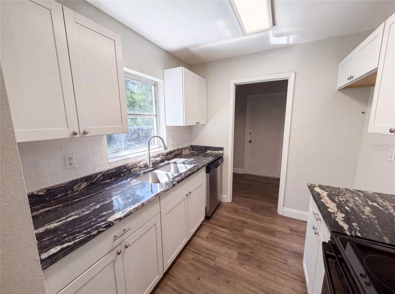 2 bedroom Single Family Residence at 5064 Bromley Avenue, Spring Hill, Spring Hill — photo 2