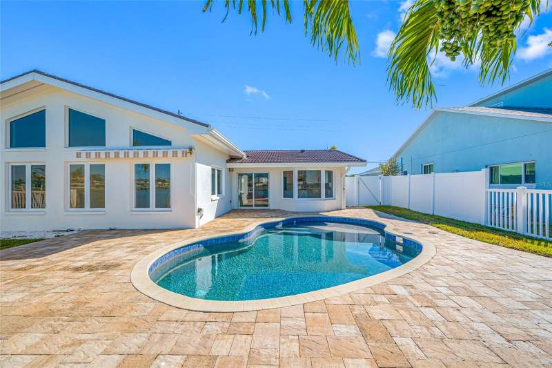 3 bedroom Single Family Residence at 600 115th Avenue, Isle Of Palms 2nd Add, Treasure Island — photo 3