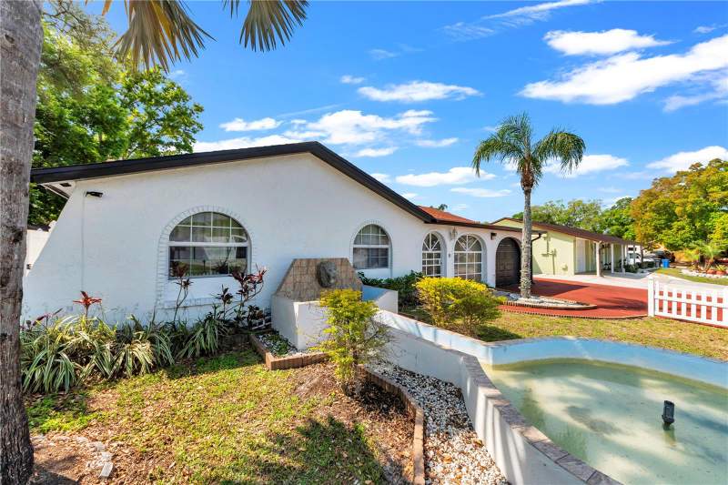 9043 HICKORY CIRCLE home for sale in Townn Country Park