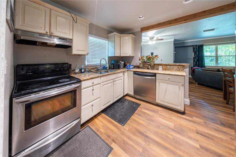 2 bedroom Single Family Residence at 304 E Hydrangia Street, Bougenvista Sub, Tampa — photo 5
