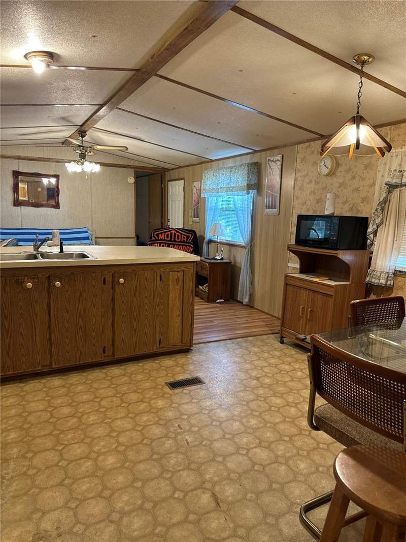 2 bedroom Manufactured Home at 13059 NE 44th Lane, Silver Mdws North, Silver Springs — photo 2