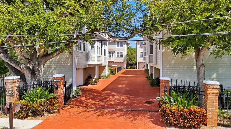 3 bedroom Townhouse at 3315 W De Leon Street #18, Southgate Twnhms, Tampa — photo 2