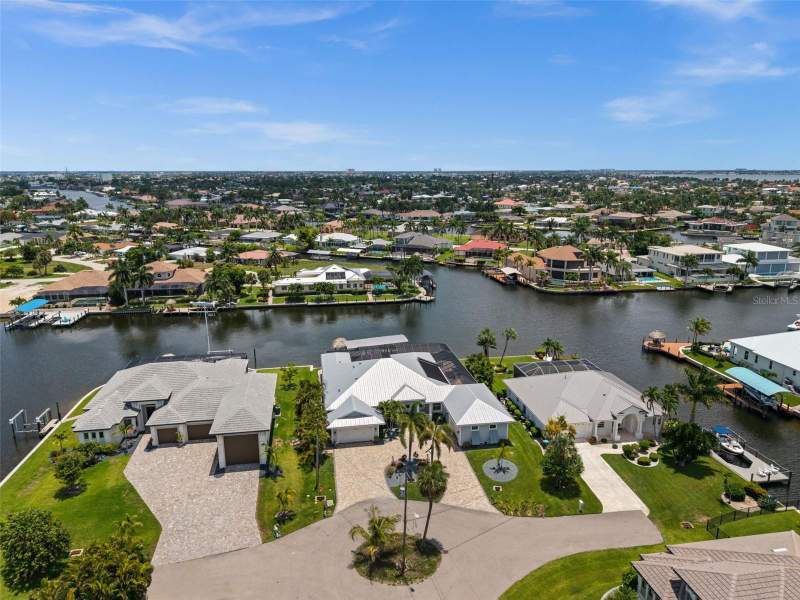 4 bedroom Single Family Residence at 105 SW 52nd Street, Cape Coral, Cape Coral — photo 2