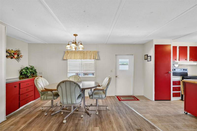 2 bedroom Mobile Home at 563 Tammi Drive, Bonfire Mobile Home Village Sub, Leesburg — photo 3