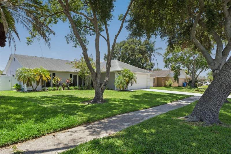 4 bedroom Single Family Residence at 16117 Pebblebrook Drive, Country Place West Unit V, Tampa — photo 2