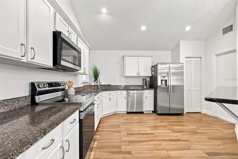 3 bedroom Single Family Residence at 11905 Hickorynut Drive, Cedar Creek At Country Run Phase II, Tampa — photo 3