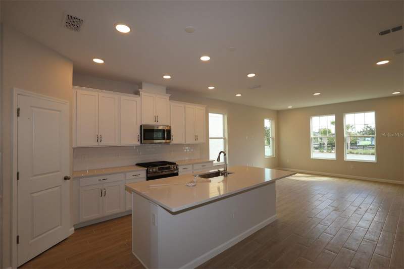 4 bedroom Single Family Residence at 1306 Twelve Oaks Road, Center Lake On The Park, St Cloud — photo 4