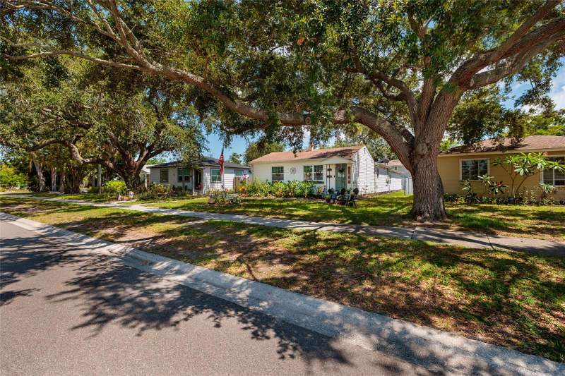 4 bedroom Single Family Residence at 1220 56th Avenue, North Euclid Oasis, St Petersburg — photo 5