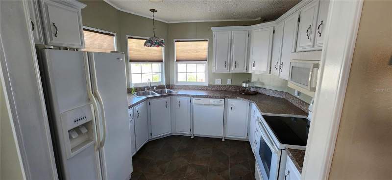 2 bedroom Manufactured Home at 36330 Le Sabre Way, Oaks Royal, Zephyrhills — photo 3