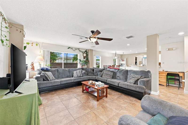 5 bedroom Single Family Residence at 611 Abaco Court, Bass Lake Estates, Kissimmee — photo 3