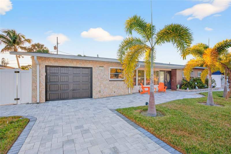 4 bedroom Single Family Residence at 5235 40th Street, Maximo Moorings, St Petersburg — photo 2