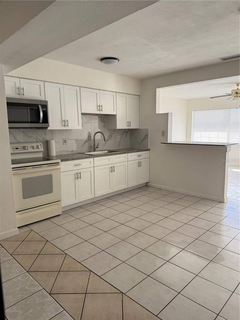 3 bedroom Single Family Residence at 4737 56th Avenue, Holdcroft Heights, St Petersburg — photo 2