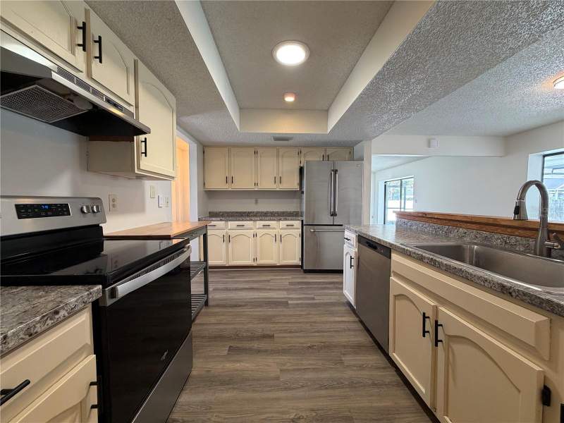 3 bedroom Single Family Residence at 391 Harvard Road, South Venice, Venice — photo 2