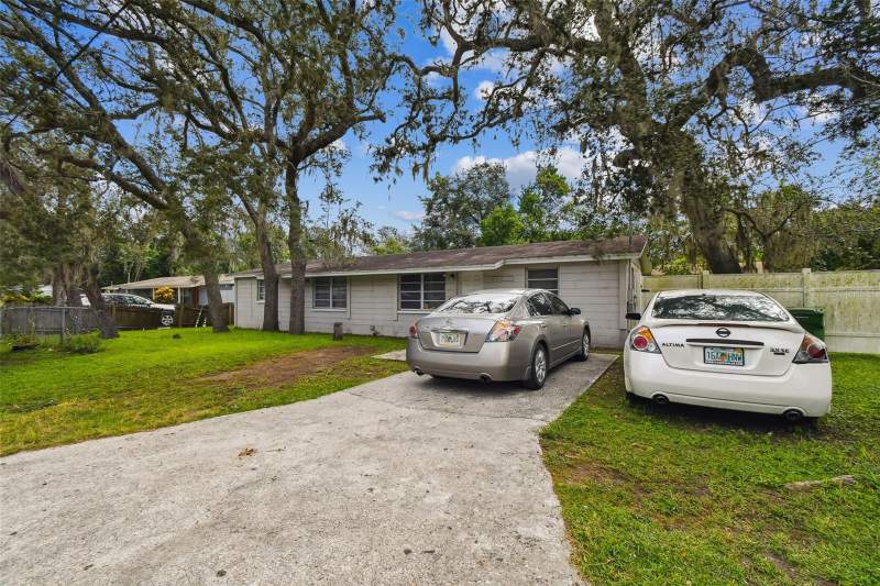 4 bedroom Single Family Residence at 10101 N 11th Street, Castle Heights Map, Tampa — photo 2