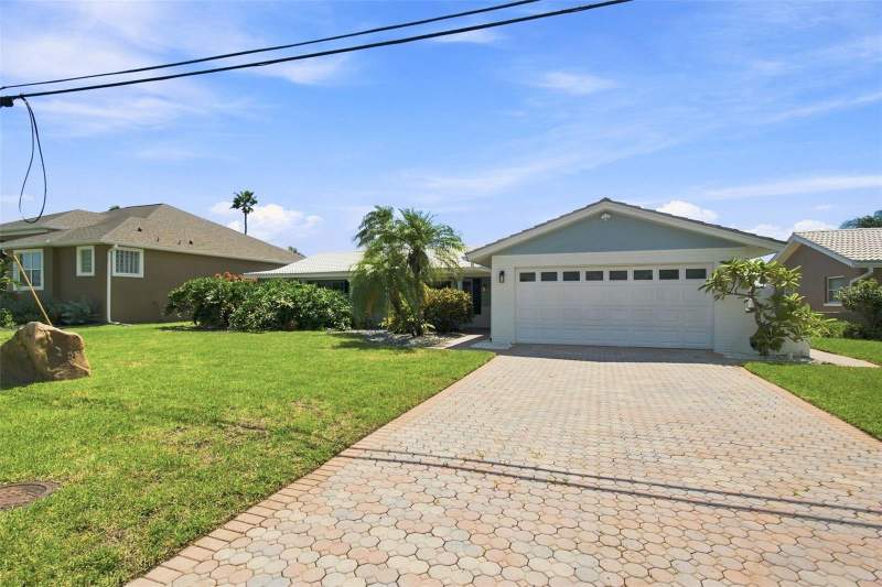 3 bedroom Single Family Residence at 11900 7th Street, Capri Isle, Treasure Island — photo 2