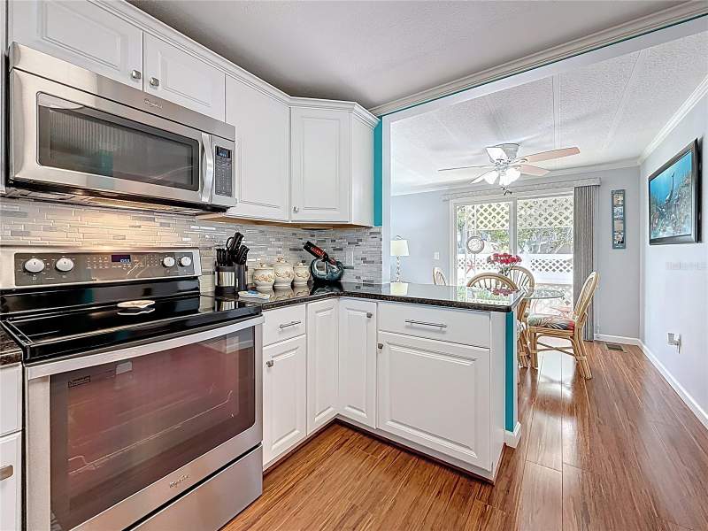 2 bedroom Mobile Home at 7880 54th Avenue #54, Club Chalet Unrec Mhp, St Petersburg — photo 3