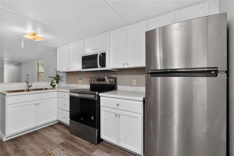 2 bedroom Manufactured Home at 7526 Silage Circle, Village Holiday Lake, Port Charlotte — photo 4