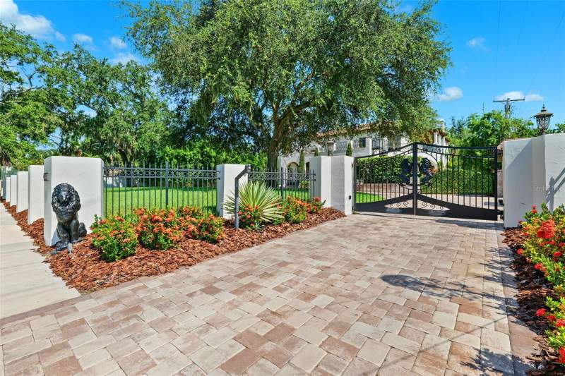 5 bedroom Single Family Residence at 4555 W Swann Avenue, Beach Park, Tampa — photo 3