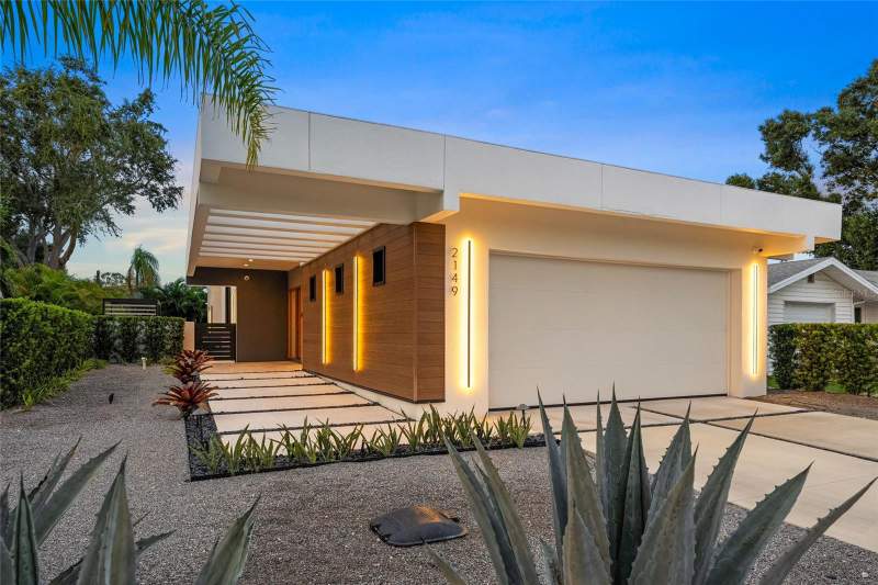 4 bedroom Single Family Residence at 2149 Hyde Park Street, La Linda Terrace, Sarasota — photo 2
