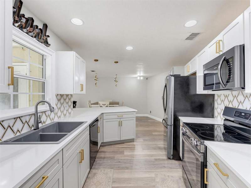 3 bedroom Single Family Residence at 1846 Del Robles Drive, Del Robles, Clearwater — photo 2