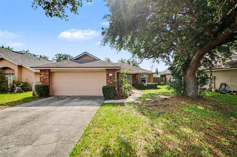 1077 SUGARBERRY TRAIL home for sale in Alafaya Woods