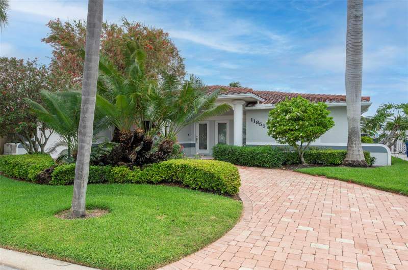 3 bedroom Single Family Residence at 11855 4th Street, Capri Isle Sub, Treasure Island — photo 2