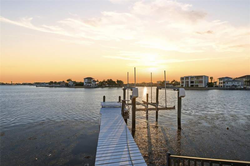 4 bedroom Single Family Residence at 1818 Dolphin Boulevard, Pasadena Golf Club Estates Sec 5, St Petersburg — photo 2