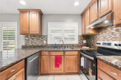 8410 Angela Court, Zephyrhills FL - photo 16 of 60