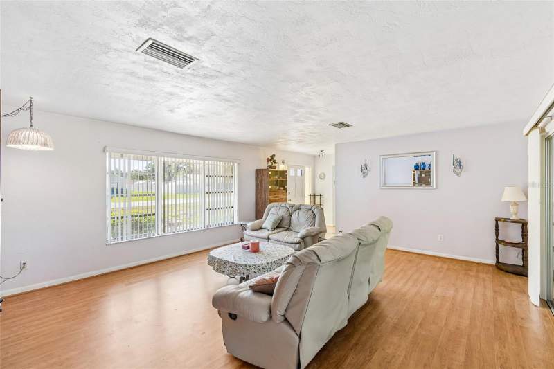4 bedroom Single Family Residence at 2059 Waterfall Drive, Spring Hill, Spring Hill — photo 4