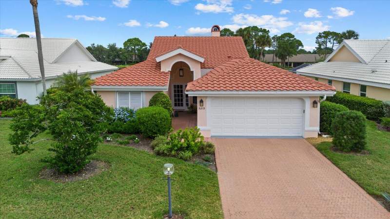 3 bedroom Single Family Residence at 5815 Fairwoods Circle, Fairway Lakes At Palm Aire, Sarasota — photo 2
