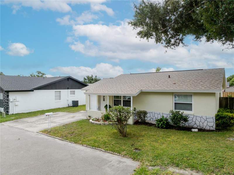 3 bedroom Single Family Residence at 10118 Hunters Point Court, Timberlane Sub Unit 3B, Tampa — photo 3
