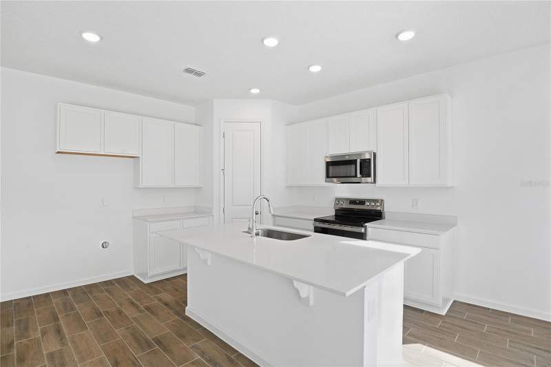 4 bedroom Single Family Residence at 6028 SW 64th Terrace, Seasons At Aurora Oaks, Ocala — photo 4