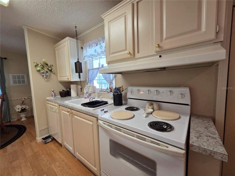 2 bedroom Manufactured Home at 4157 71st Lane #14, Magnolia Manor Mobile Home Park Unrec, St Petersburg — photo 4