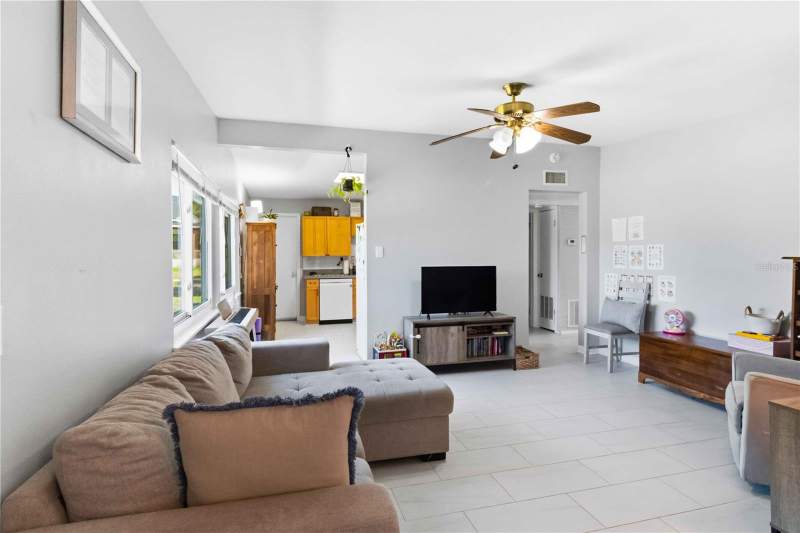 3 bedroom Single Family Residence at 6601 13th Street, Meadow Lawn Rep, St Petersburg — photo 4