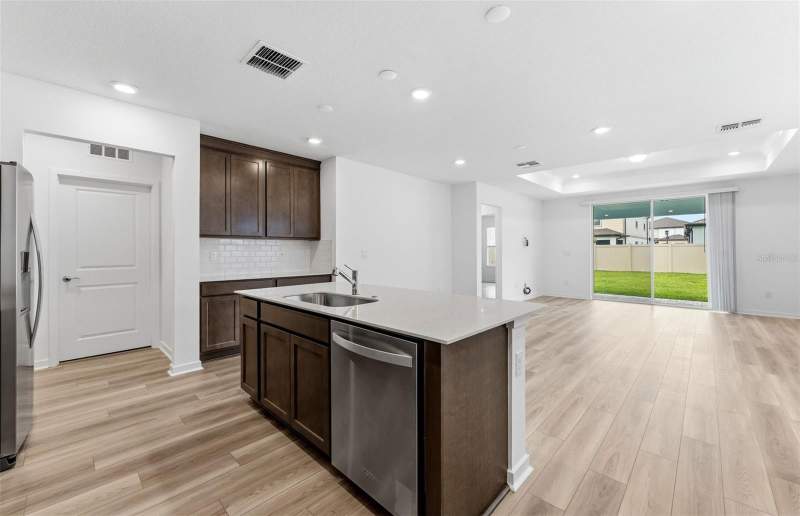 4 bedroom Single Family Residence at 33452 Binding Ties Lane, Vidas Way Legacy Phase 1B, Wesley Chapel — photo 4