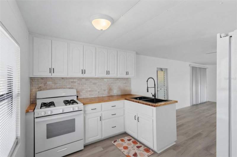2 bedroom Mobile Home at 10004 Hamp Drive, Dade City, Dade City — photo 3