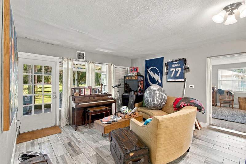 3 bedroom Single Family Residence at 10803 N Oregon Circle, Golfland Resub, Tampa — photo 4