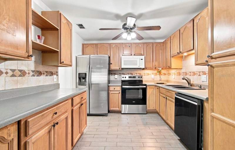 3 bedroom Single Family Residence at 1932 Gregory Drive, Pine Lake Sec A Unit One, Tampa — photo 3