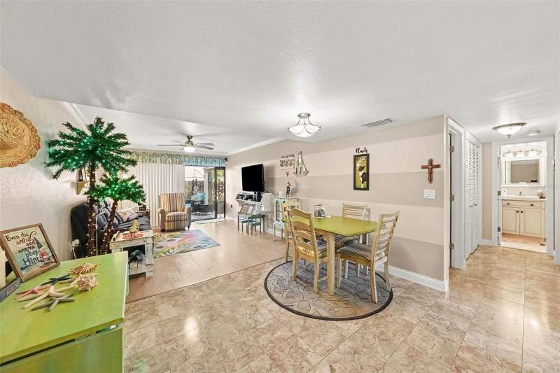 2 bedroom Condominium at 825 S Village Drive #102, Village Lake Condo, St Petersburg — photo 4