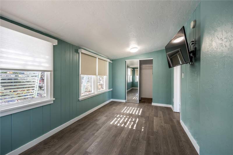 6 bedroom Single Family Residence at 115 124th Avenue, Coney Island, Treasure Island — photo 2