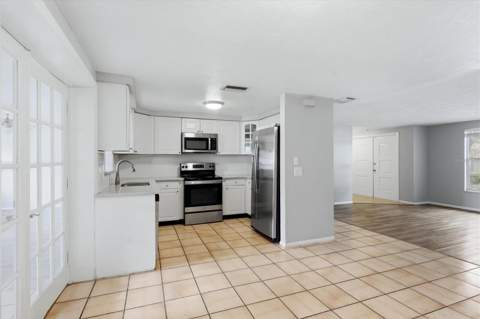 2173 Fiesta Drive, Sarasota FL - photo 14 of 42