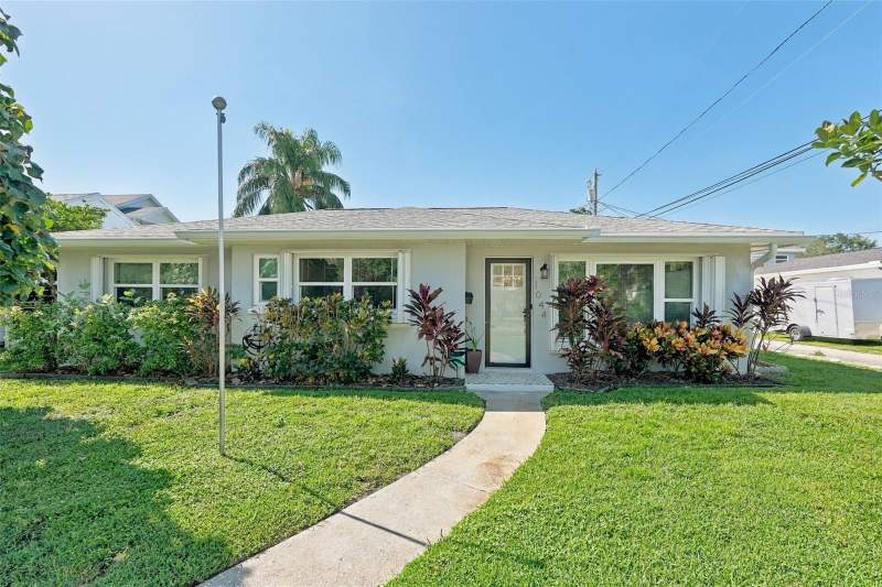 3 bedroom Single Family Residence at 1044 32nd Avenue, Hyde Park, St Petersburg — photo 1