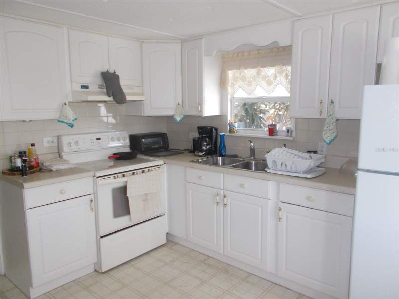 2 bedroom Mobile Home at 6427 Fleetwood Court, Holiday Park, North Port — photo 3