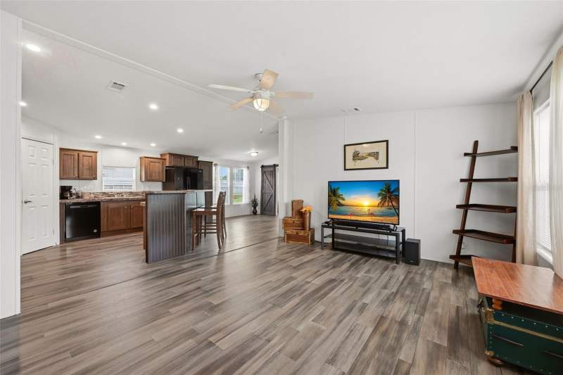 5 bedroom Manufactured Home at 209 Ellsworth Drive, Broadmoor, Kissimmee — photo 4